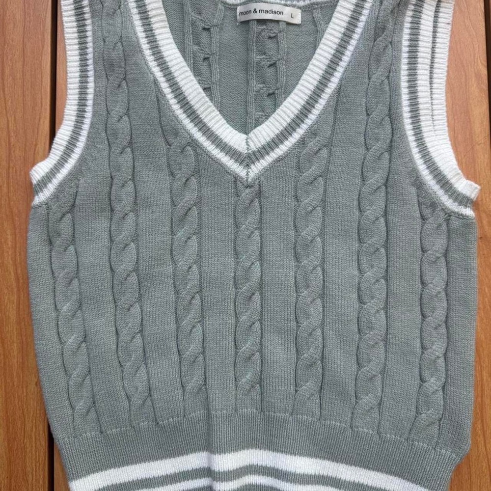 Gray cable knit sweater vest with white stripes on the neckline and hem, size L